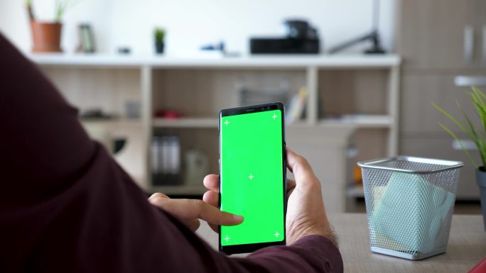 人持有绿色屏幕色度模拟智能手机