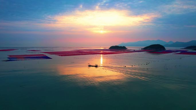 光影里的渔船出海 海上日出