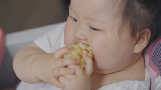 宝宝吃玉米