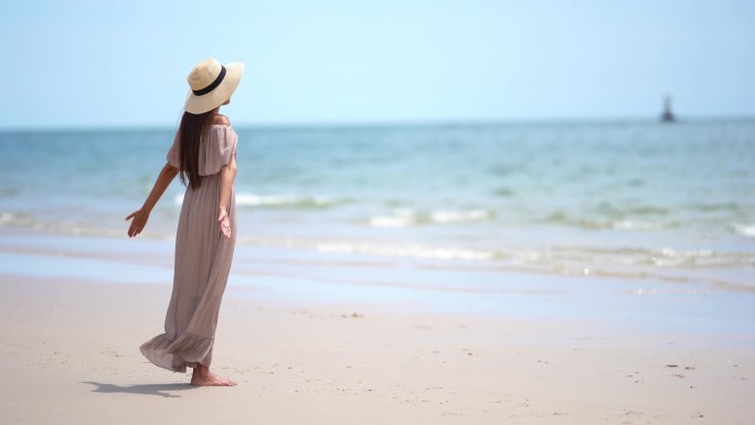 暑假期间在海滨的亚洲女人的镜头