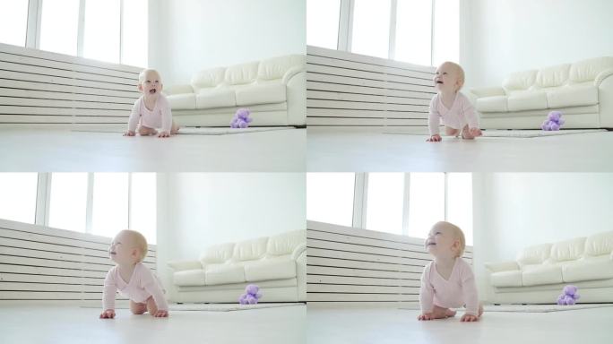 童年，婴儿和家庭概念 - 快乐的小男孩或女孩坐在地板上在家里