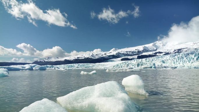 冰岛湖中的冰山
