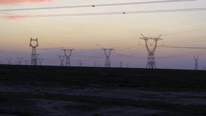 4K航拍_甘肃落日下的超高压电塔输电线路