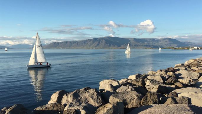 冰岛雷克雅未克港的帆船