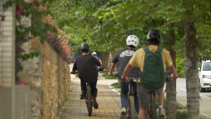 年轻人骑行自行车运动城市户外