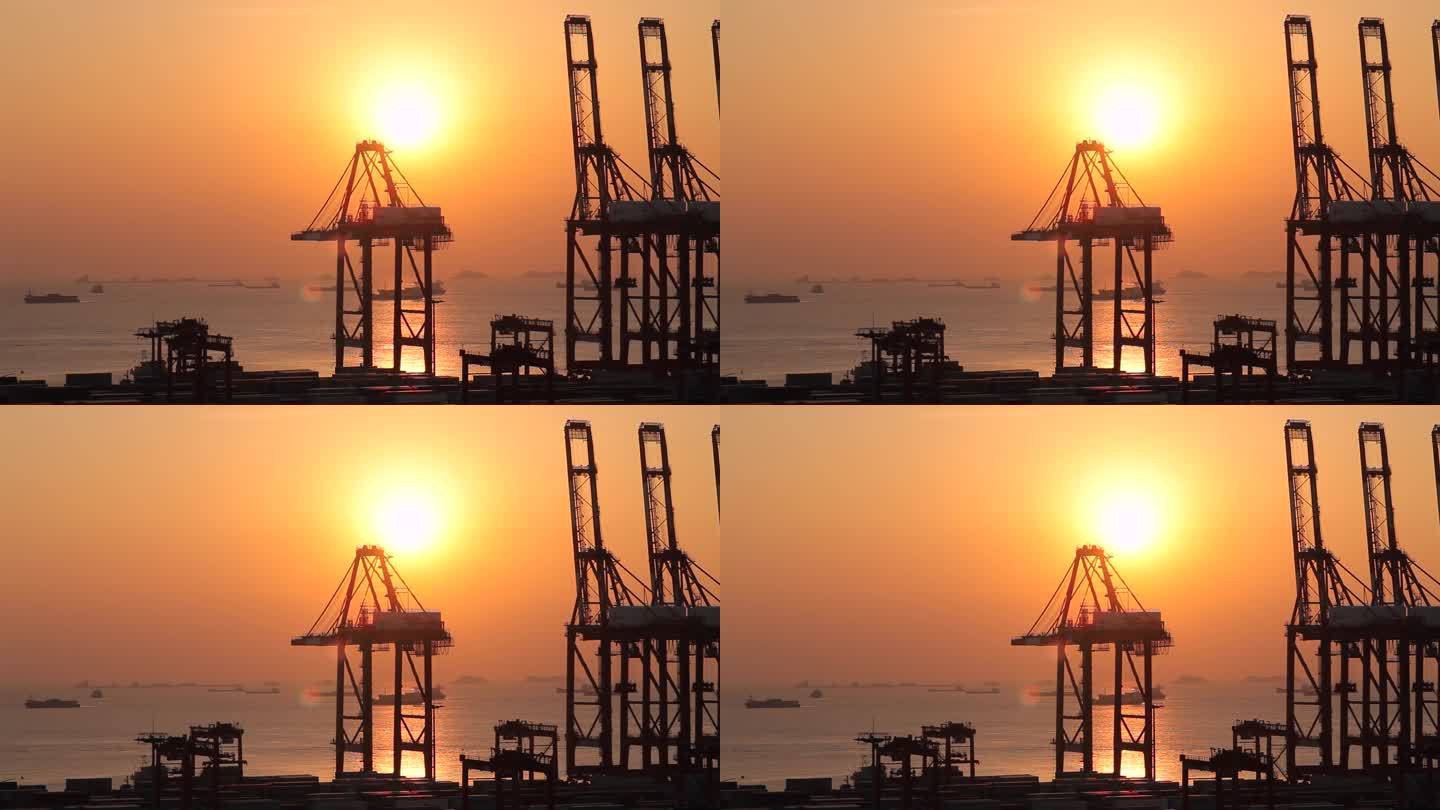 日落时的上海货运码头、集装箱船和起重起重机 (阳山是世界上最繁忙的集装箱港口之一))