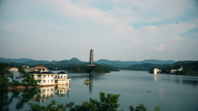 湖中宝塔 湖岸别墅