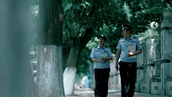 【4K】社区民警上门登记辖区巡逻