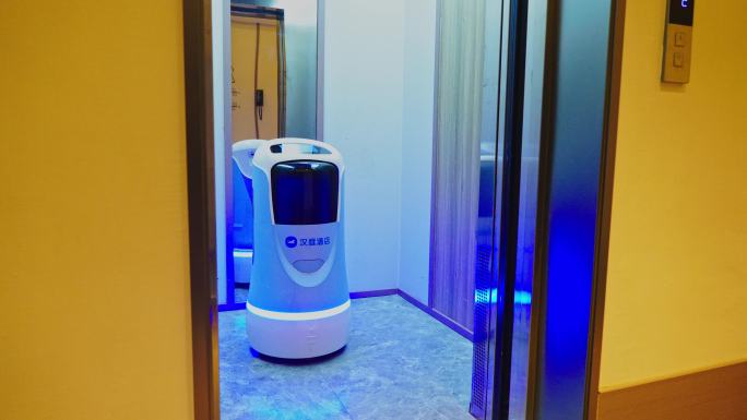 走进电梯的酒店智能机器人