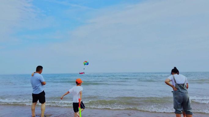 青岛石老人海水浴场，海上滑翔伞，夏天踏浪