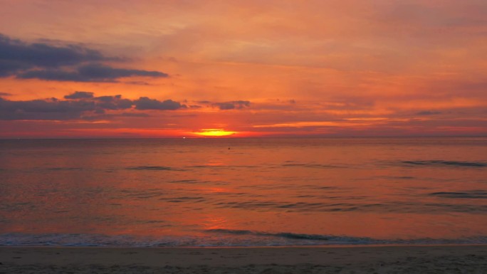 令人惊叹的红色日落在卡伦海滩帕布克大风暴普吉岛