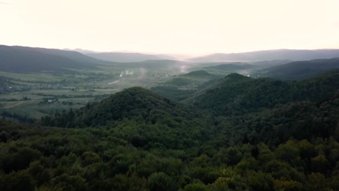 飞越山峰，日落，飞越森林，飞越高山，飞越树篱，飞越岩石，