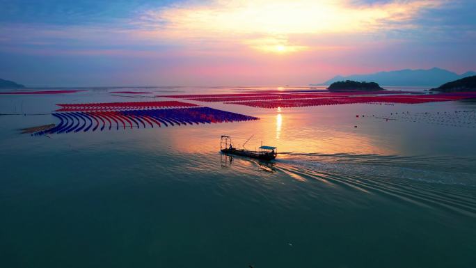 光影里的渔船出海 海上日出