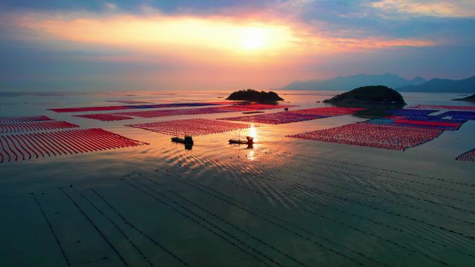 光影里的渔船出海 海上日出