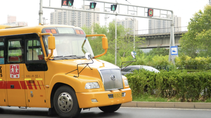 行驶在北京道路上的幼儿园校车黄色车身4k