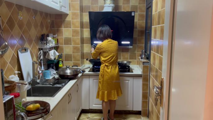 厨房炒饭做饭的女人背影