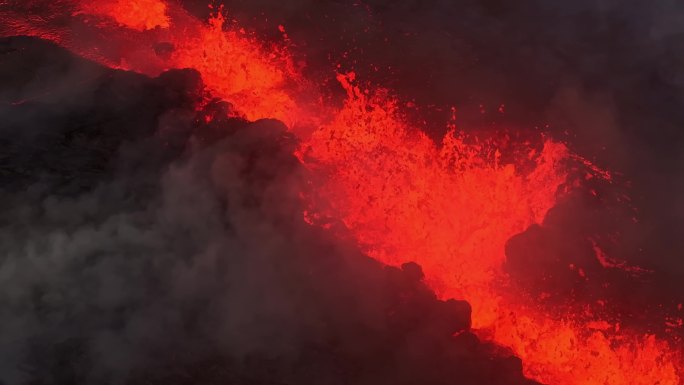 火山喷发岩浆涌动火山爆发实拍无人机航拍