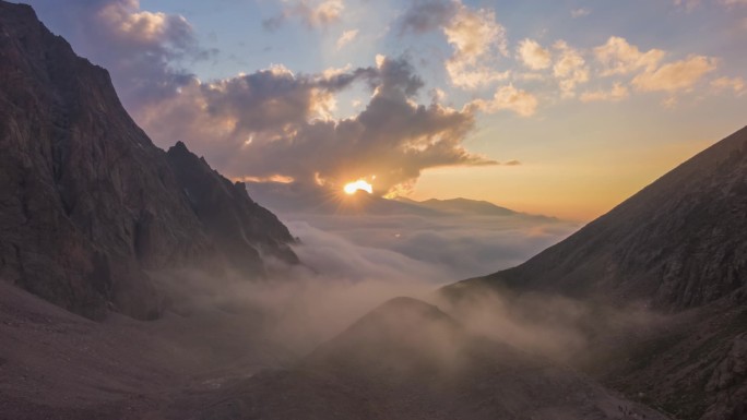 日落时山的群山和移动的云彩。空中超延迟