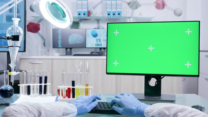 研究员手用绿色屏幕在电脑上打字的视点拍摄