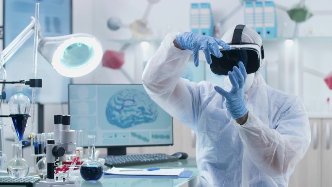 科学家在专业实验室佩戴Vr耳机，在虚拟现实中工作