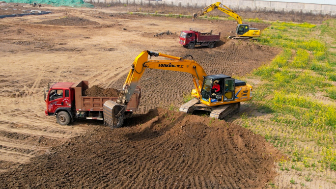 建筑工地 挖掘机挖土 打地基 工人施工