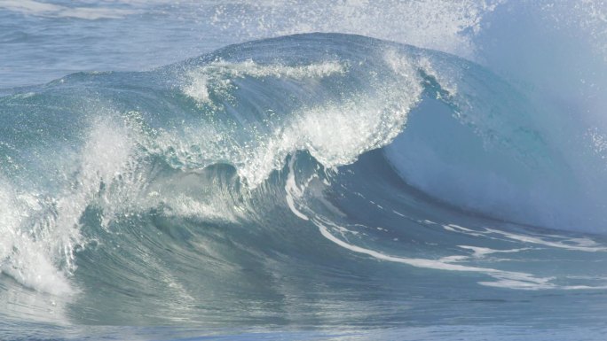 慢动作特写：玻璃状海浪在宁静的夏日早晨形成完美的管状。在阳光明媚的日子里，管波形成和飞溅的冷却特写。