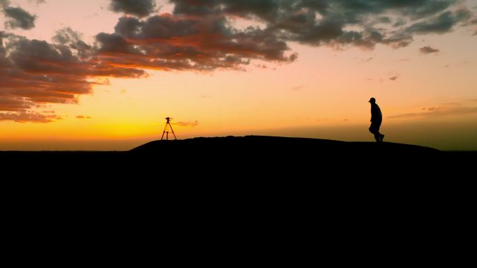 夕阳下爬上山顶的摄影师4k项目