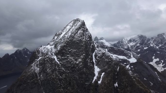 残酷的山脉空中镜头诺威。洛福敦群岛岩石山。山湖, 多雨的山峰