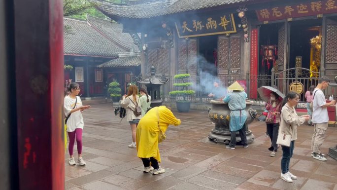 寺庙柱子横移下雨天香客祈福祈福