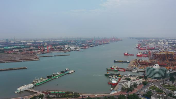天津港码头入海口全景航拍