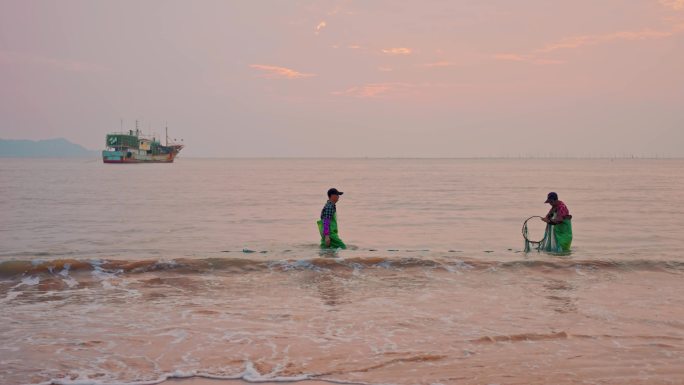 海边渔民整理渔网