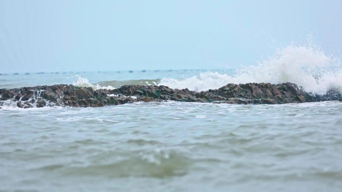 海水涨潮海浪拍打在岩石上