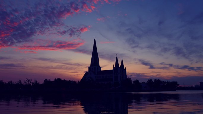夕阳下的天主教堂延时摄影