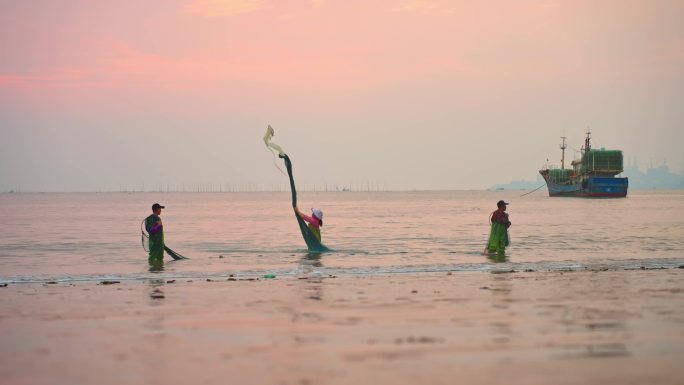 海边渔民赶海 整理渔网