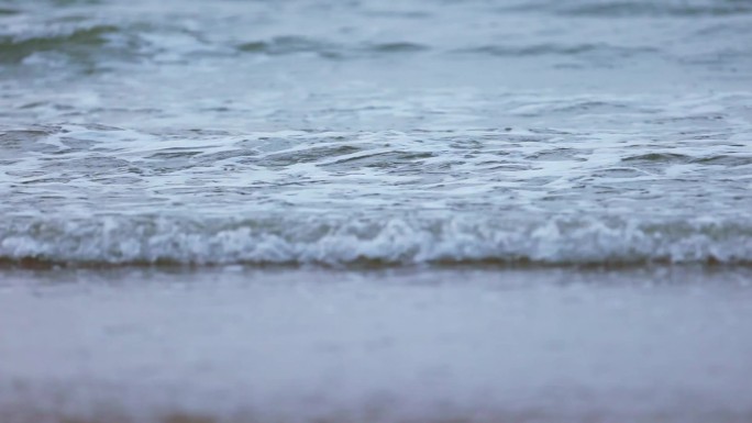 海水涨潮海浪拍打在岩石上