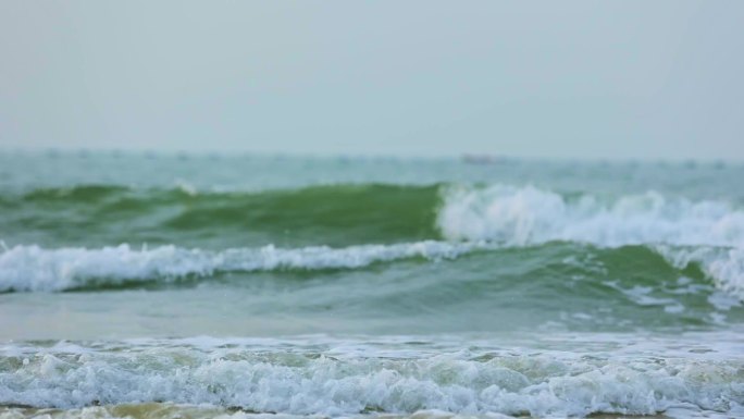 海水涨潮海浪拍打在岩石上