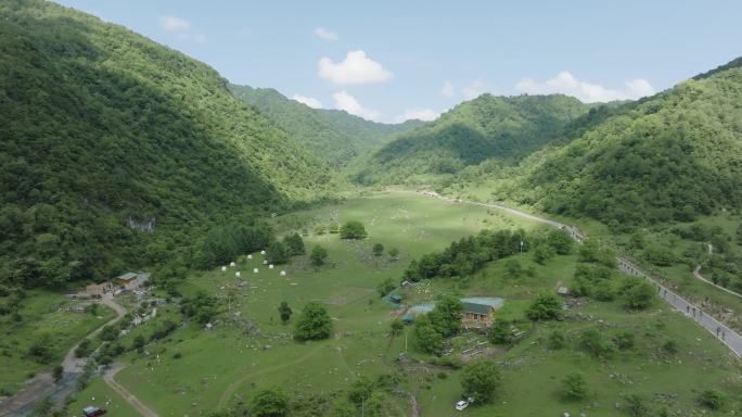 4K航拍留坝狮子沟牧场