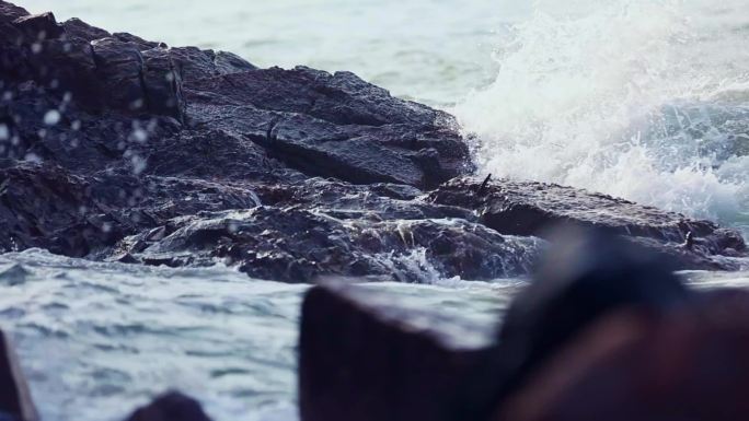 海水涨潮海浪拍打在岩石上