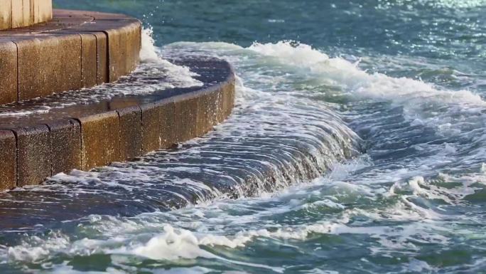 海水涨潮海浪拍打在岩石上