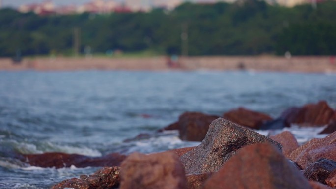 海水涨潮海浪拍打在岩石上