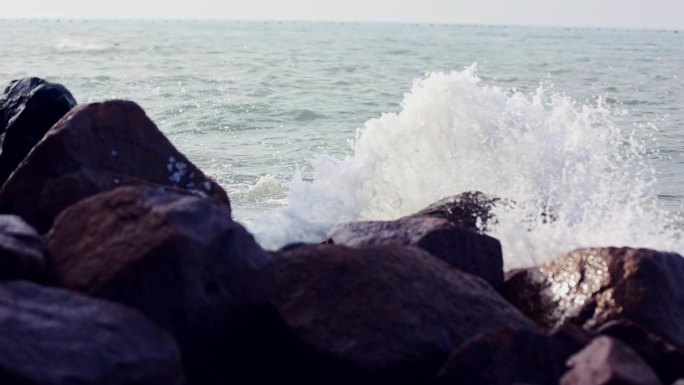 海水涨潮海浪拍打在岩石上