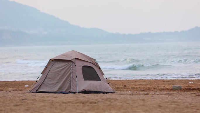 在海边沙滩上搭帐篷露营