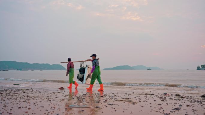 海边渔民赶海 整理渔网