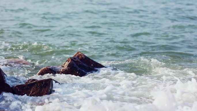 海水涨潮海浪拍打在岩石上