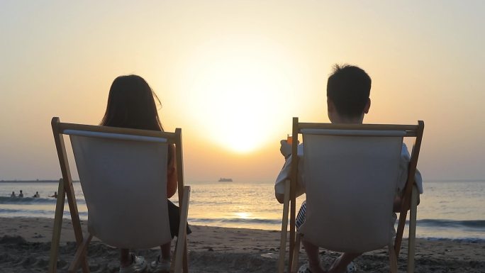 黄昏 海边 夕阳 情侣 碰杯 背影