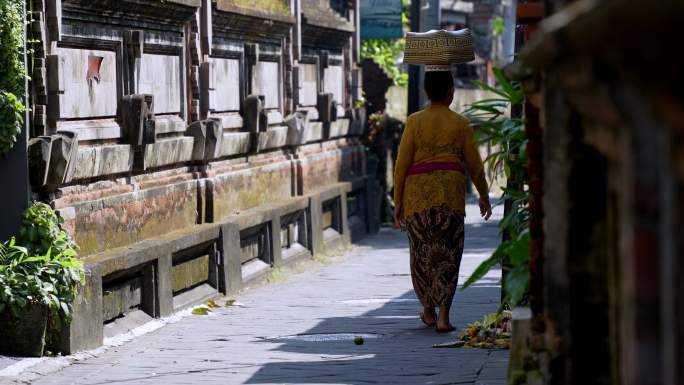 在街道上行走的印尼妇女