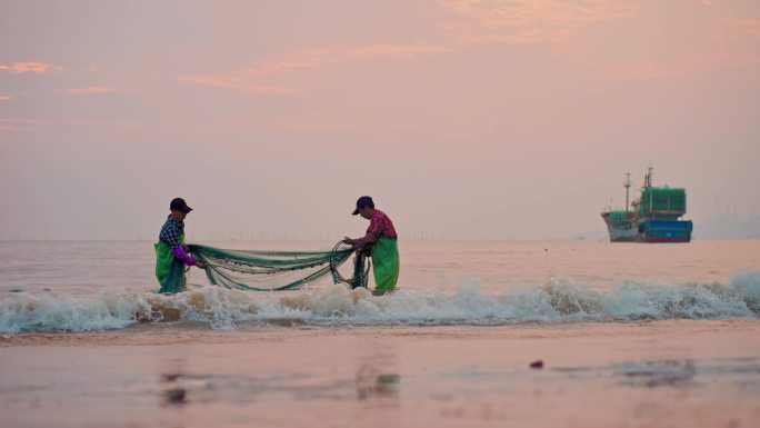 海边渔民  整理渔网