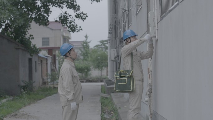 电工在农村修电箱