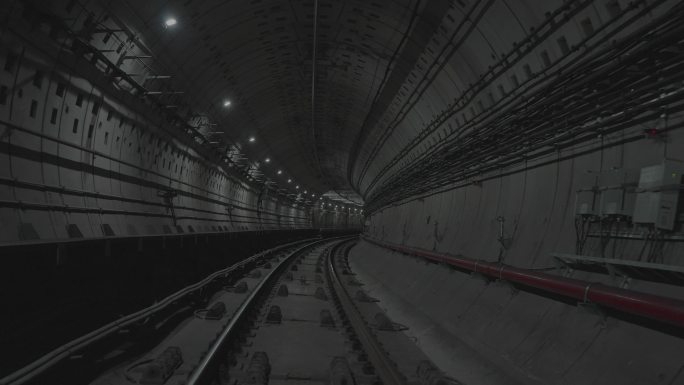 工作人员行走在地铁轨道隧道内部
