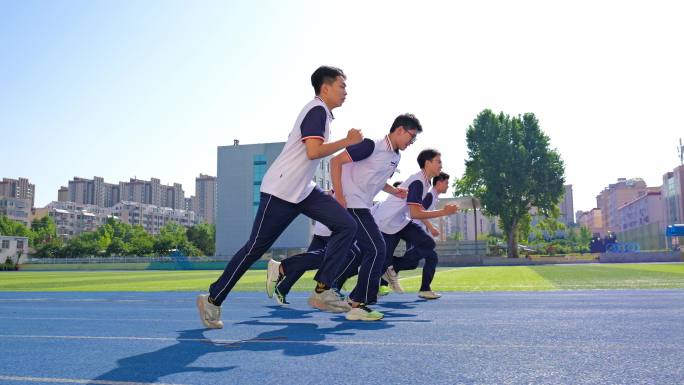 少年操场奔跑 向着希望奔跑